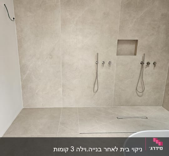 חדר רחצה עם אריחים וכלים סניטריים מודרניים